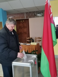 Председатель Краснопольского райисполкома Валерий Носко отдал свой голос за кандидатов в депутаты на Ленинском избирательном участке №3.