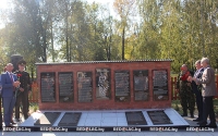 Вечную память о героях хранит памятник погибшим воинам в д.Палуж