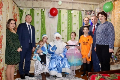 Новогодняя сказка для детей: гости из Совета депутатов пришли с подарками