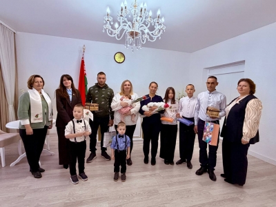 Символичный подарок от Президента: в Краснополье вручили «президентскую кашулю» двум многодетным семьям