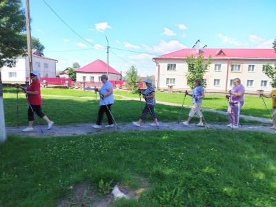 Золото летнего полдня: скандинавская ходьба возвращает радость движения