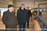 Александр Ефимчиков ознакомился с работой деревообрабатывающего цеха Краснопольского лесхоза