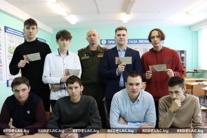 Павел Царикевич вручил учащимся 11 класса гимназии приглашения для поступления в Военную академию