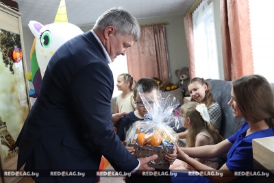 Руководство Краснопольского района поздравило детей с предстоящим праздником