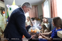 Руководство Краснопольского района поздравило детей с предстоящим праздником