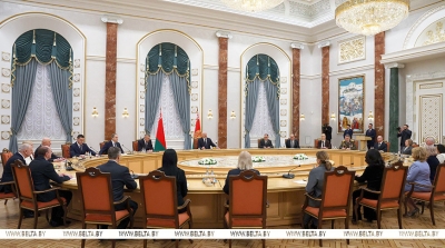 "Будущее - время науки". Лукашенко вручил дипломы доктора наук и аттестаты профессора