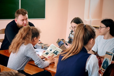 Воспитание на достойном примере: иерей Николай Ляшкевич провел встречи со старшеклассниками школ Краснополья